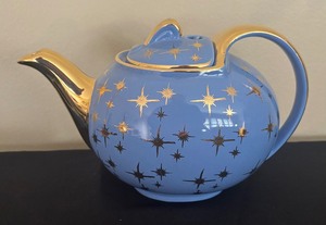 lot 32 image: Vintage Periwinkle and Gold Atomic Teapot by Hall
