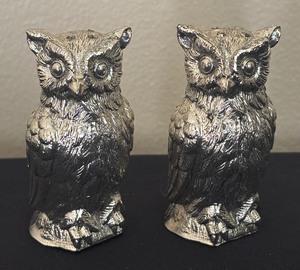lot 33 image: Vintage Owl Motif Salt and Pepper Shakers