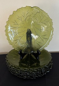 lot 107 image: Set of Eight Vintage Indiana Glass Company Avacado Green Pebble Leaf Plates