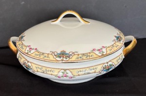 lot 129 image: Vintage Royal Schwarzburg German Covered Casserole Dish