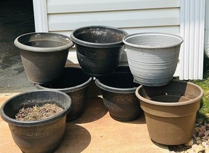 lot 157 image: Large Variety of Plastic Plant Pots
