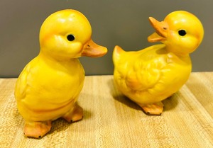 lot 93 image: Lefton Pair of Ceramic Yellow Duckling Figurines