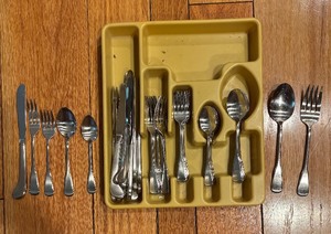 lot 180 image: Oneida Deluxe Flatware