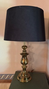 lot 181 image: Lovely Vintage Brass Lamp