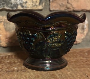 lot 196 image: Vintage Imperial Glass Carnival Grape and Leaf Pedestal Dish