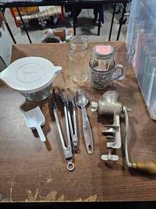 lot 26 image: Pampered Chef Glass Measure With Lid, Other Utensils, Jars, Kitchen Misc
