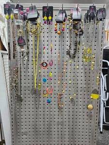 lot 38 image: 30 NEW Jewelry