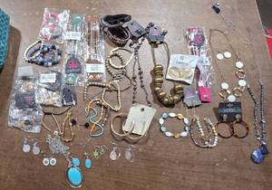 lot 60 image: Lot of Assorted Jewelry (Good PirateGypsy)