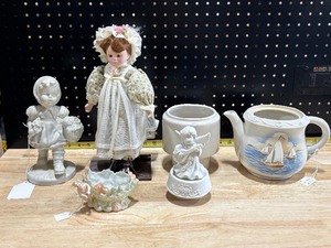 lot 12 image: Porcelain and Ceramic Items