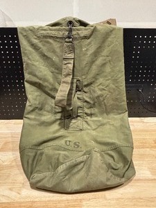 lot 21 image: Vintage Military Duffel Bag