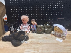 lot 32 image: Vintage ToysDolls