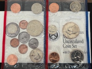 lot 18 image: 1992 P & D Mint Set