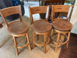 lot 18 image: Bar Stools
