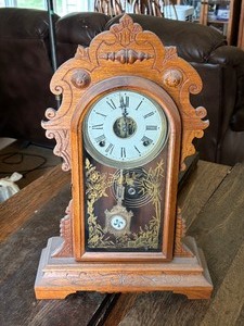 lot 19 image: Vintage Clock