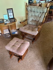 lot 9 image: Rocker Glider