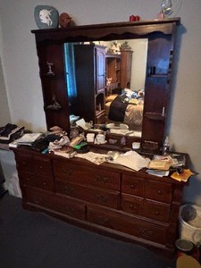 lot 20 image: Dresser with Mirror