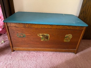 lot 28 image: Toy Box