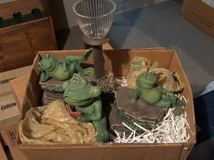 lot 67 image: Frog Decor