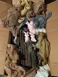 lot 69 image: Ceramic Easter Decor