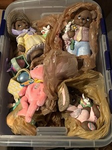 lot 70 image: Tote of Easter Items
