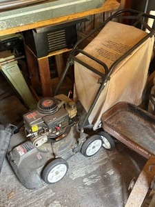 lot 136 image: Push Lawn Mower
