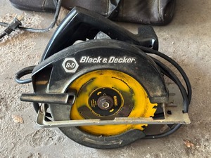 lot 122 image: Black & Decker Circular Saw