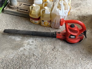 lot 75 image: Black & Decker Blower