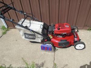 Toro self propelled recycler. Good used condition. Has electric start but didn't test that. As shown.