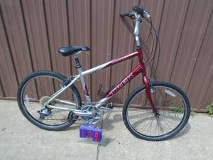 lot 109 image: Trek Navigator 100 mens aluminum bicycle. As shown.
