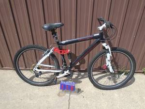 lot 110 image: Genesis V200 aluminum mountain bike. As shown.