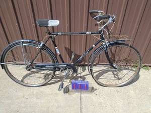 lot 111 image: Vintage Schwinn racer. Good grips & seat. As shown.