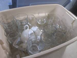 lot 8 image: (F-3) Tote of Misc Glass Glasses an...