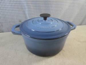 lot 9 image: (BSB) Enameled Cast Iron 5 Quart Sm...