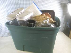 lot 18 image: (EW5) Tote Full of Assorted Kitchen...