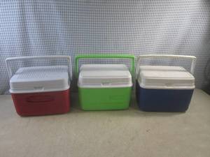 lot 61 image: (EW6) 3 Rubbermaid 6-Pack Size Cool...