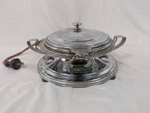 lot 12 image: Vintage Electric Waffle Iron