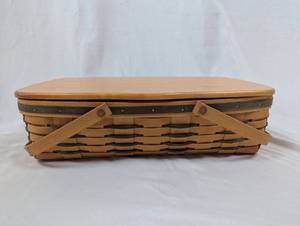 lot 18 image: Longaberger Woodcrafts Picnic Basket