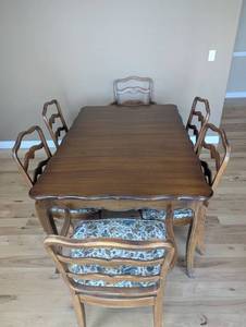lot 95 image: Craig Furniture Co. Dining Table and Chairs Set