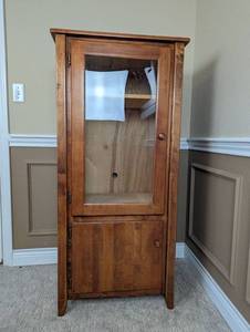 lot 101 image: Wooden Display Cabinet with Glass Door