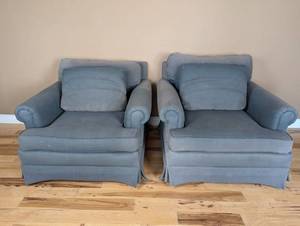 lot 107 image: Pair of Pennsylvania House Armchairs