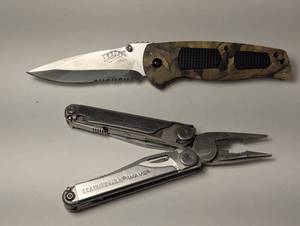 lot 30A image: Leatherman Wave Multitool and Frost USA Folding Knife
