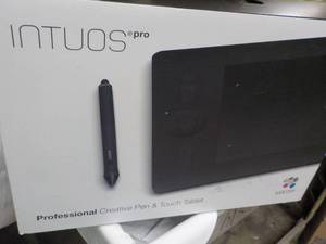 lot 123 image: Intuos Pro Professional Creative Pe...