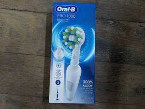 lot 173 image: Oral B Pro 1000 Rechargeable Toothb...