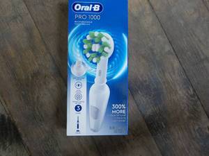 lot 174 image: Oral B Pro 1000 Rechargeable Toothb...