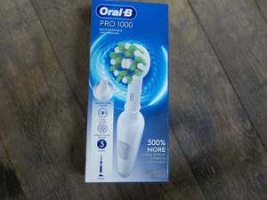 lot 175 image: Oral B Pro 1000 Rechargeable Toothb...