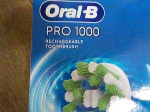 lot 176 image: Oral B Pro 1000 Rechargeable Toothb...
