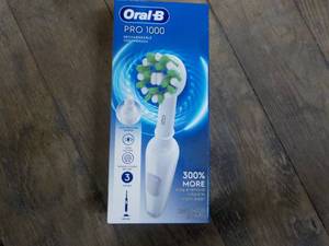 lot 177 image: Oral B Pro 1000 Rechargeable Toothb...