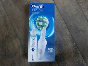 lot 178 image: Oral B Pro 1000 Rechargeable Toothb...