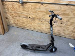 lot 39 image: Jetson Electric Scooter