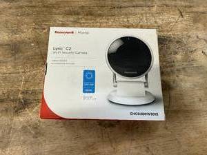 lot 42 image: Honeywell Lyric C2 Indoor Wi-Fi Security Camera - White CHC8480W1013